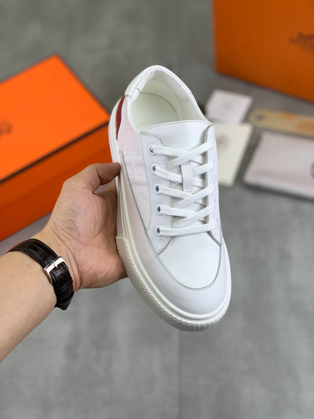 Men's men's shoes 💰P640 new top version original order Hermes couples 🧑‍🤝‍🧑 style Drift Sneaker autumn new casual sports shoes original purchase development and production H family men's classic series technical breathable fabrics with cowhide casual sports shoes casual sports dad shoes combine high-tech breathable materials and cowhide, H family exclusive button decoration on the side The outsole is full of H italic design and bright colors to show vitality and continue the brand design inspiration. Stroll around the city lightly and feel free and comfortable. Exquisite packaging at the delivery counter🛍📦 ▪️Fabric: original customized breathable material + first layer of cowhide ▪️Inner: cowhide feet ▪️Outsole: molded and evacuated PU+TPU material ▪️Size: 35-45 Multiple colors available Premium packaging